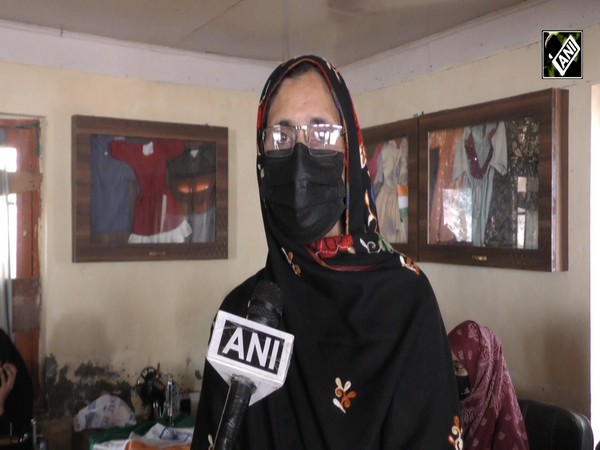 J&K: Girls and women in Baramulla make National flags ahead of Independence day celebrations