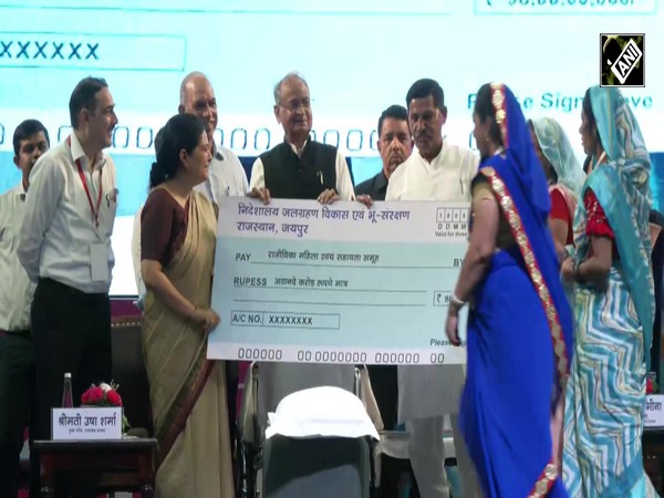 Ashok Gehlot gifts 500 crores to women of self-help groups in Sakhi Sammelan programme