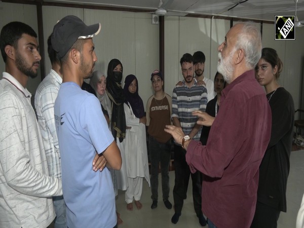 कालिदास ग्रुप ने थिएटर को बढ़ावा देने के लिए कश्मीरी युवाओं के लिए आयोजित की थिएटर वर्कशॉप