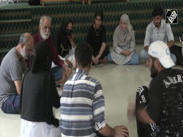 Renowned artist MK Raina imparts theatre education in Kashmir