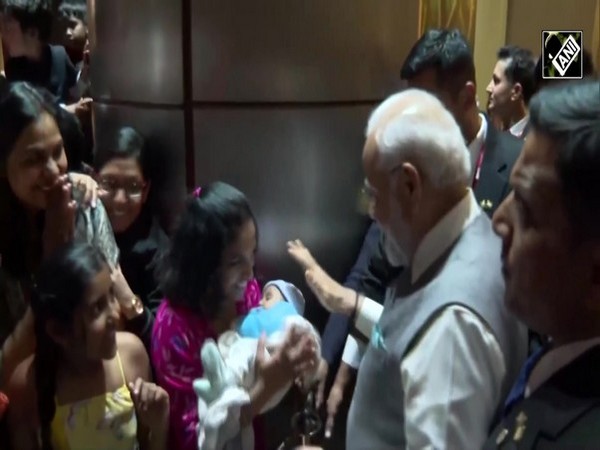 PM Modi greets Indian Diaspora in Johannesburg before leaving for Greece