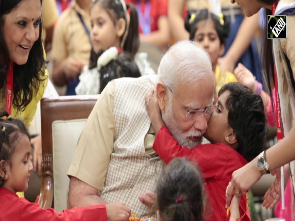 Heartwarming pictures of PM Modi celebrating Raksha Bandhan with children at 7LKM