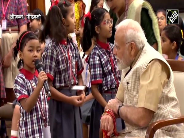 Raksha Bandhan पर PM Narendra Modi को बच्चियों ने बांधी राखी, देखिए Video