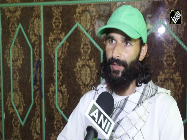 Kashmir’s Mudasir Rehman Dar creates world’s tiniest painting of Kaaba