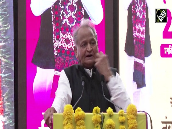 भीलवाड़ा के टाउन हॉल ऑडिटोरियम में मुख्यमंत्री अशोक गहलोत ने किया उद्यमियों से जनसंवाद