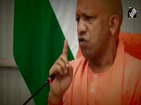 CM YOGI ने चेतावनी के साथ Diwali से पहले यूपी की सड़कों को गड्ढामुक्त करने के दिए आदेश