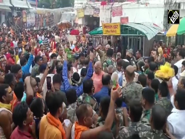 Lalu Yadav ने Baidyanath Dham में लगाई हाजिरी, पत्नी Rabri Devi संग की पूजा-अर्चना