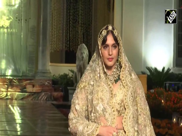 Huma Qureshi enthralls audience with her first ramp walk in Kashmir