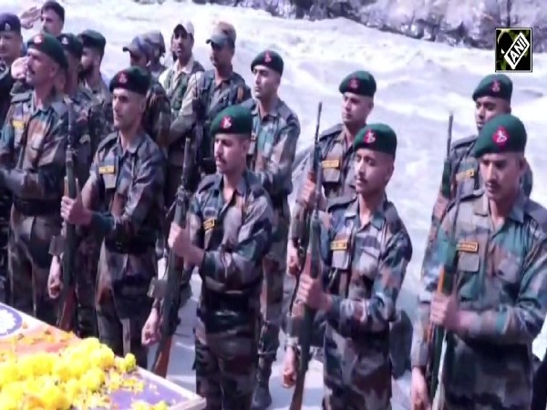 Rajouri Encounter में शहीद हुए जवान Ravi Kumar को ग्रामीणों ने दी अंतिम विदाई