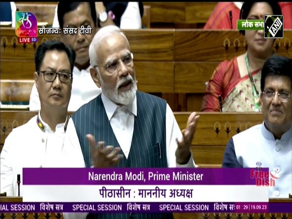 नए संसद भवन में Sengol की ओर इशारा कर बोले PM Narendra Modi ‘ये पवित्र सेंगोल...’