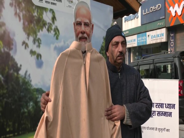 Budgam man gifts Kashmiri Pheran to PM Modi on International Pheran Day