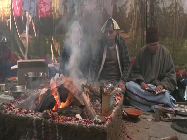 J&K: Hawan held at Anandishwar Bhairav Nath Asthapan in Srinagar after almost 30 years