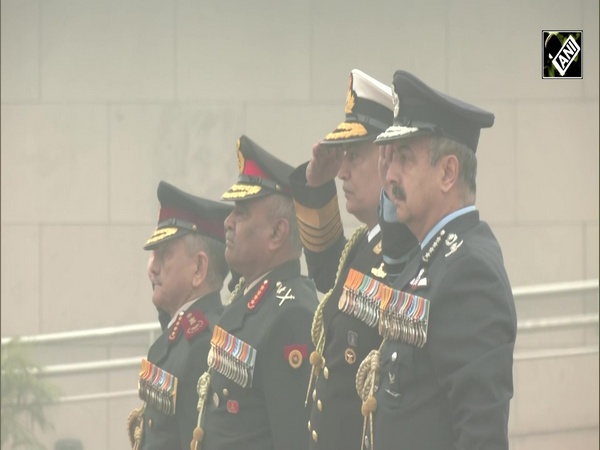Ahead of the 76th Army Day, CDS, Tri-Services Chiefs pay tribute at National War Memorial in Delhi