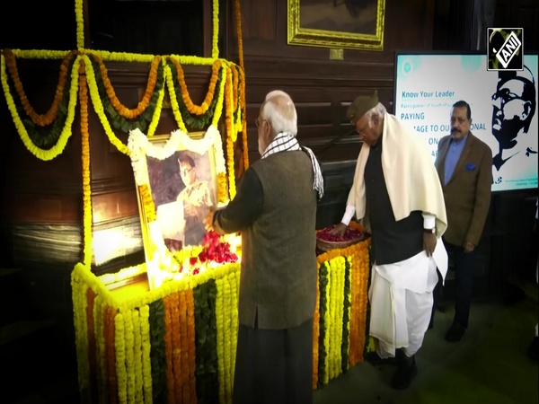 PM Modi pays floral tribute to Netaji on ‘Parakram Diwas’
