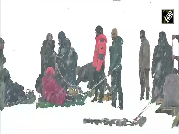 Snow-capped Gulmarg attracts beeline of tourists