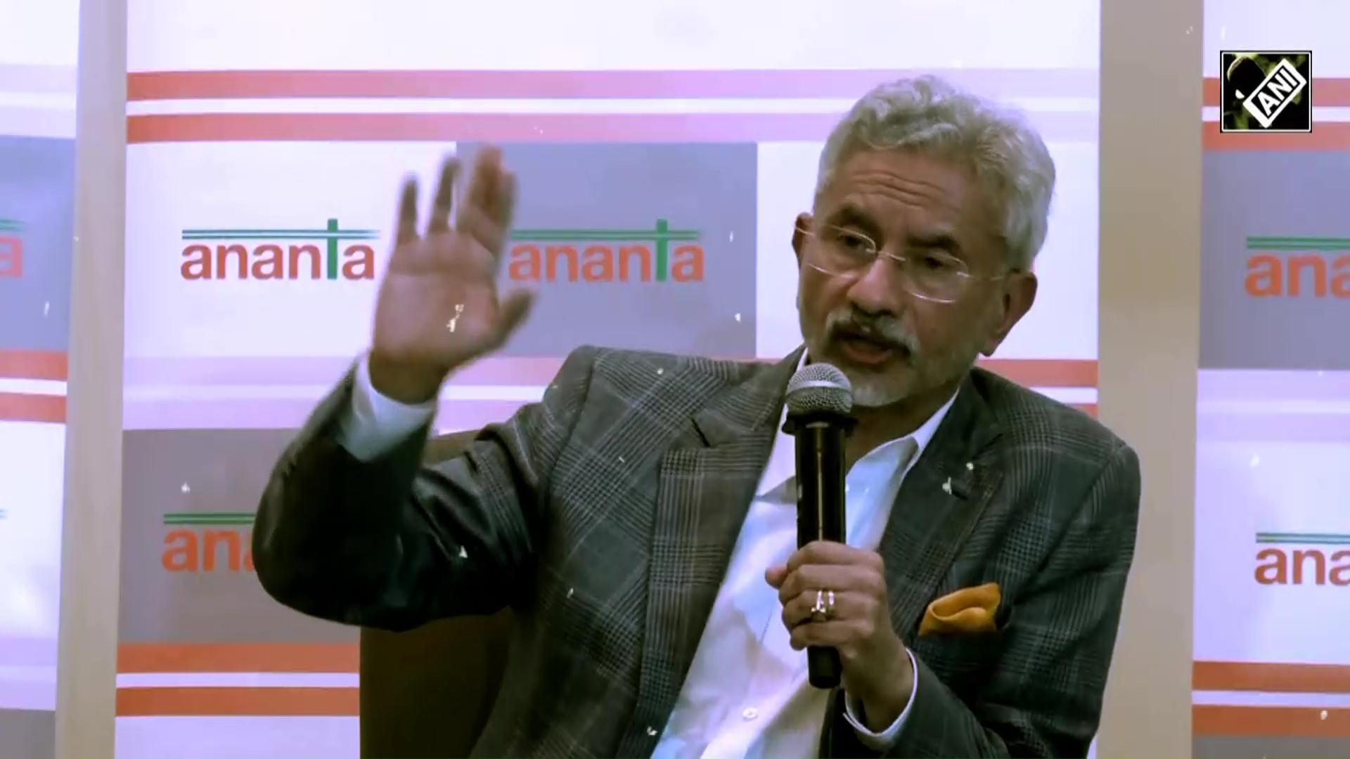 Amitabh Bachchan lauds EAM S Jaishankar for showing mirror to Maldives over ‘Bully Indian’ barb