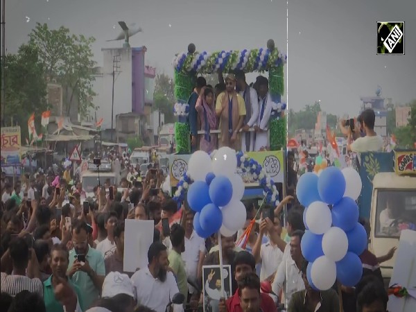 Former cricketers Irfan Pathan, Yusuf Pathan hold roadshow in West Bengal’s Murshidabad