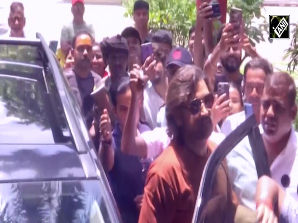 “Thala for reason!” ECI praises MS Dhoni for casting vote in Ranchi